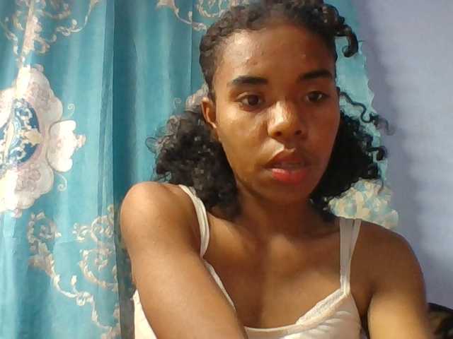 Emelie1a live cam on BongaCams