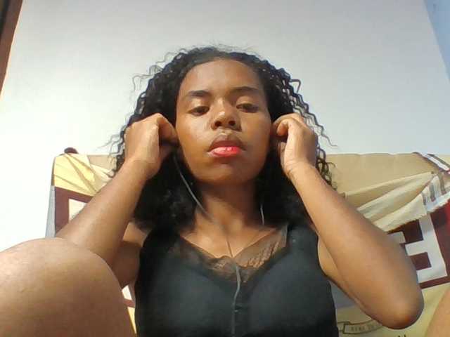 Emelie1a live cam on BongaCams