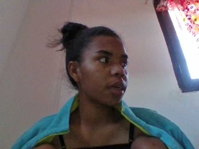 Emelie1a live cam on BongaCams