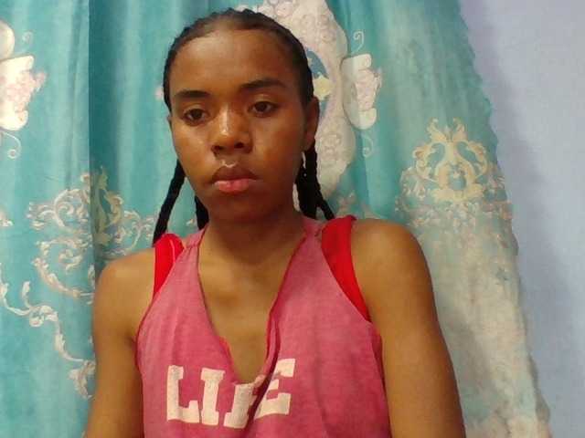 Emelie1a live cam on BongaCams