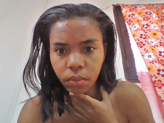 Emelie1a live cam on BongaCams