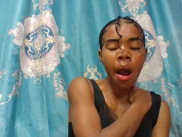 Emelie1a live cam on BongaCams