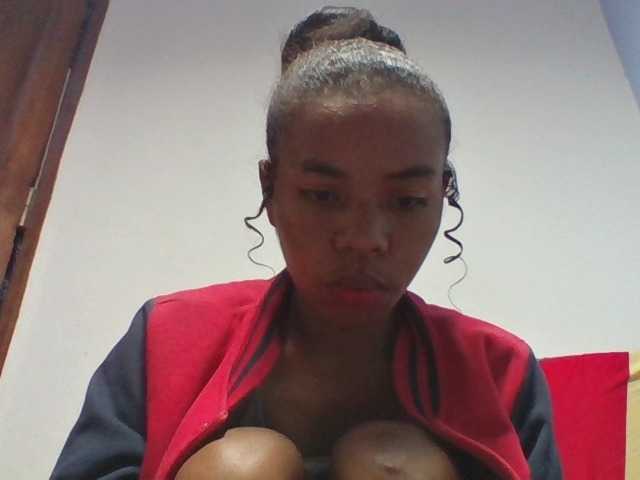 Emelie1a live cam on BongaCams