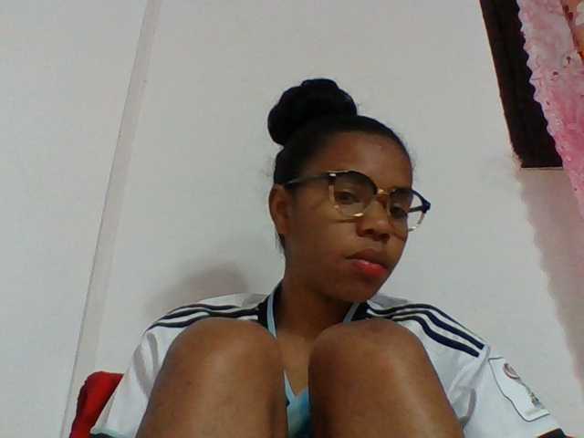 Emelie1a live cam on BongaCams