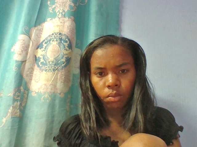 Emelie1a live cam on BongaCams