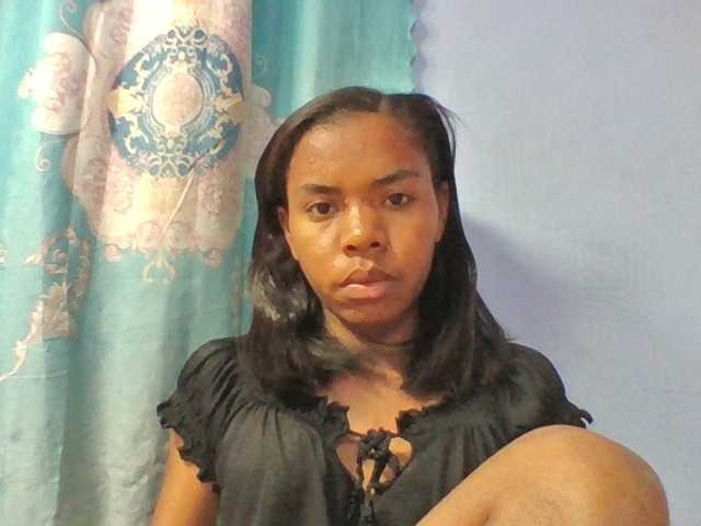 Emelie1a live cam on BongaCams