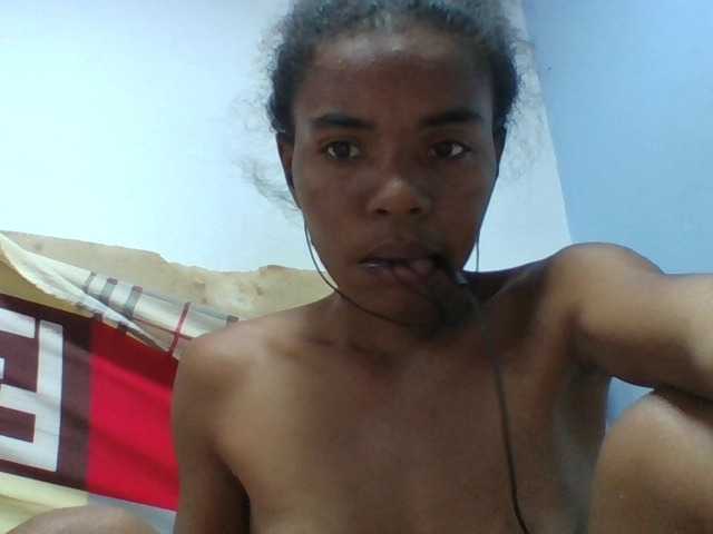 Emelie1a live cam on BongaCams