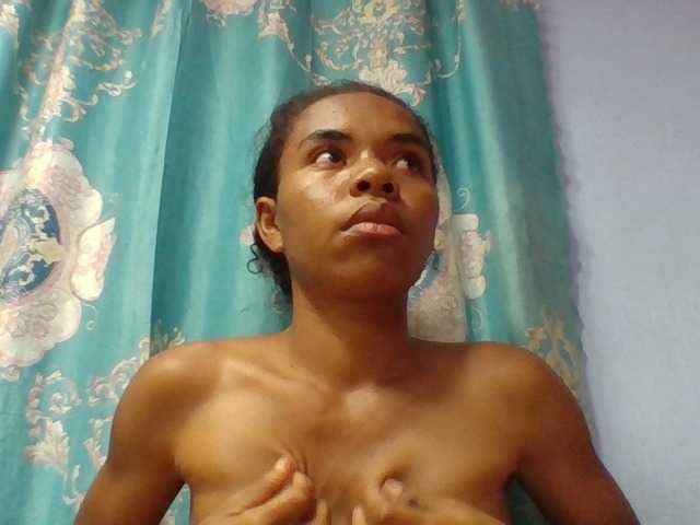 Emelie1a live cam on BongaCams