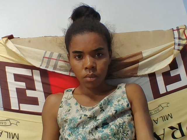 Emelie1a live cam on BongaCams