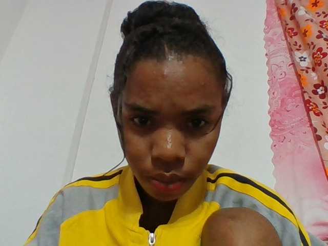 Emelie1a live cam on BongaCams