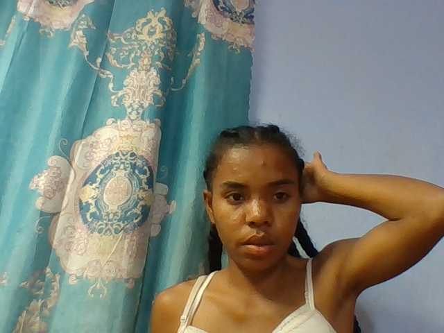 Emelie1a live cam on BongaCams