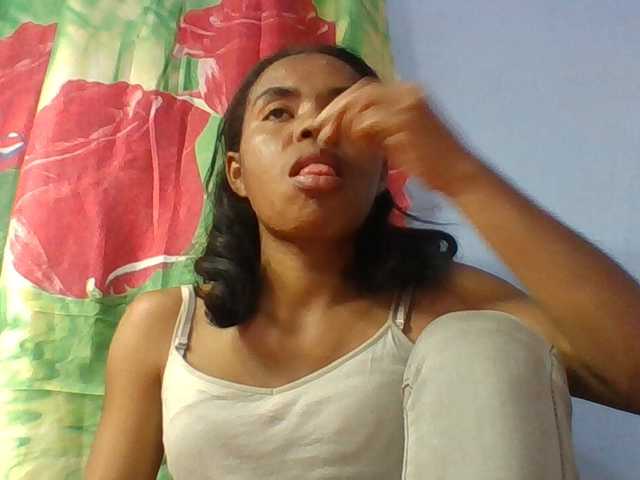 Emelie1a live cam on BongaCams