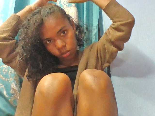 Emelie1a live cam on BongaCams