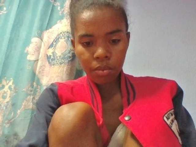 Emelie1a live cam on BongaCams