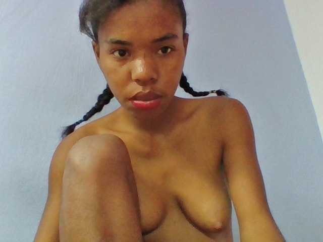 Emelie1a live cam on BongaCams