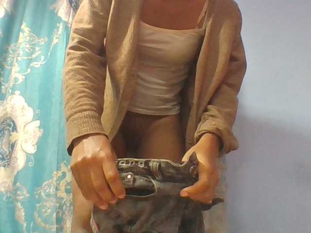 Emelie1a live cam on BongaCams