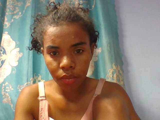 Emelie1a live cam on BongaCams