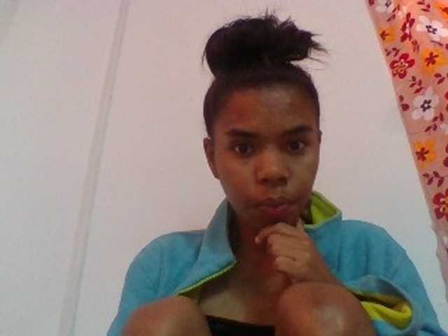 Emelie1a live cam on BongaCams