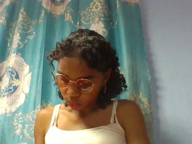 Emelie1a live cam on BongaCams