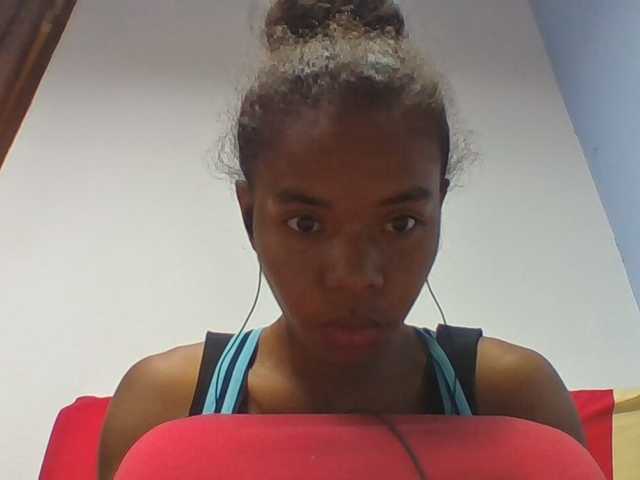 Emelie1a live cam on BongaCams