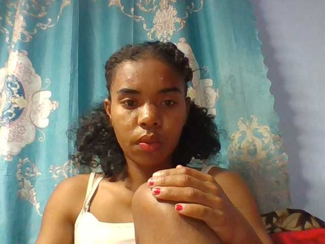 Emelie1a live cam on BongaCams