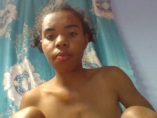 Emelie1a live cam on BongaCams