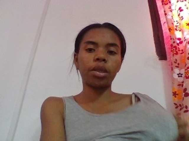 Emelie1a live cam on BongaCams