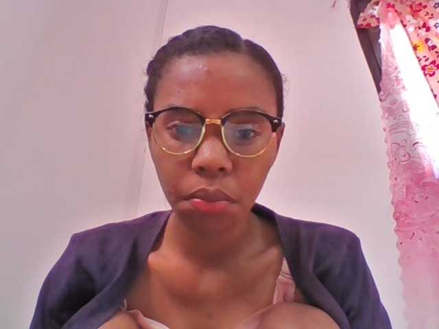 Emelie1a live cam on BongaCams