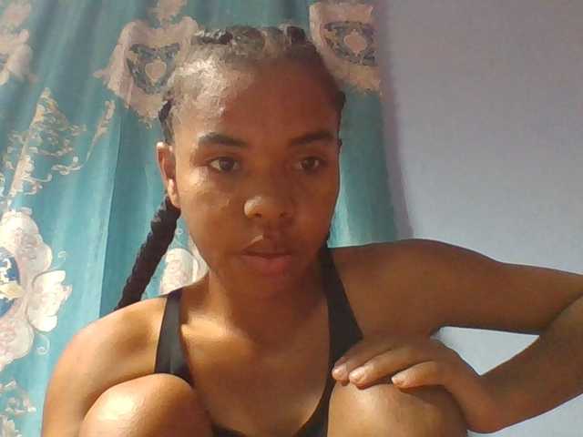 Emelie1a live cam on BongaCams