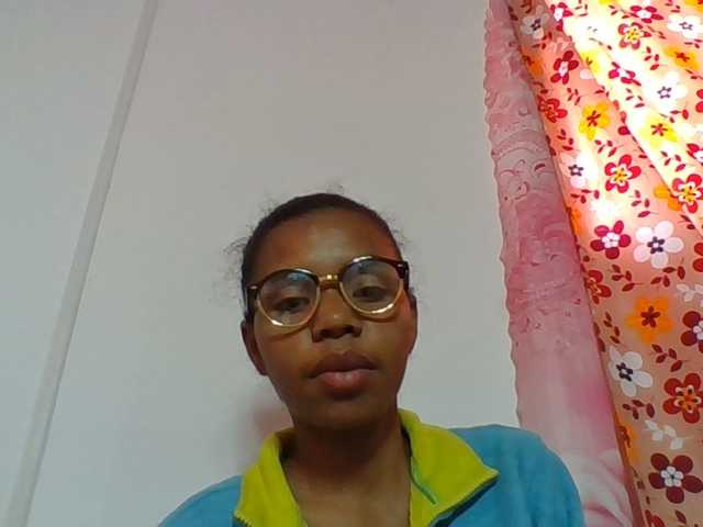Emelie1a live cam on BongaCams