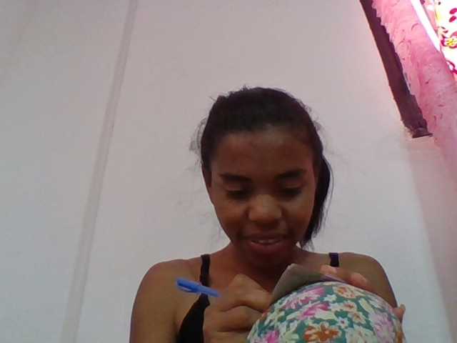 Emelie1a live cam on BongaCams