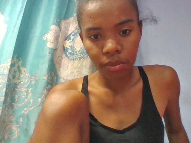 Emelie1a live cam on BongaCams