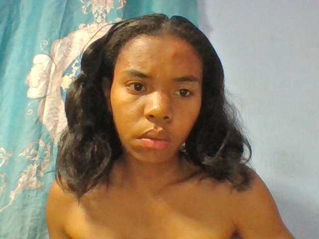 Emelie1a live cam on BongaCams