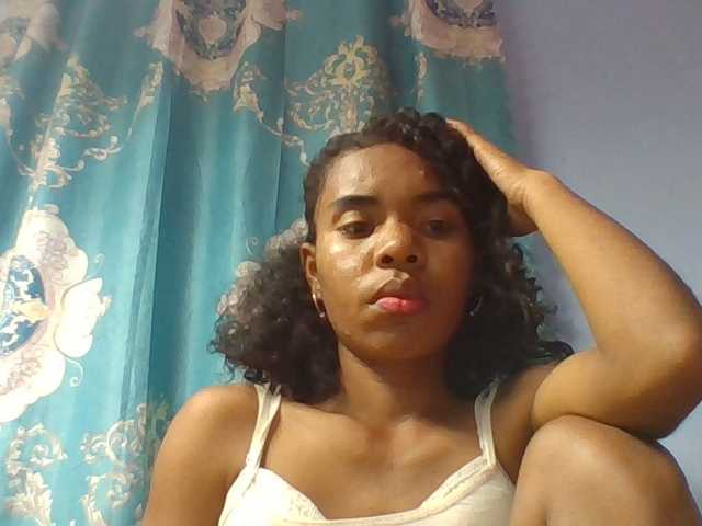 Emelie1a live cam on BongaCams