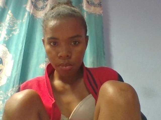 Emelie1a live cam on BongaCams