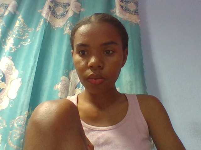 Emelie1a live cam on BongaCams
