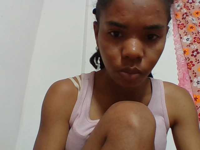 Emelie1a live cam on BongaCams