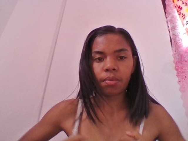 Emelie1a live cam on BongaCams