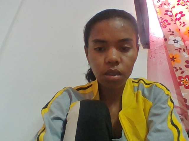 Emelie1a live cam on BongaCams