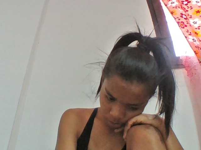 Emelie1a live cam on BongaCams