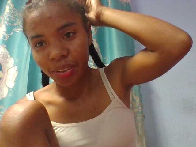 Emelie1a live cam on BongaCams