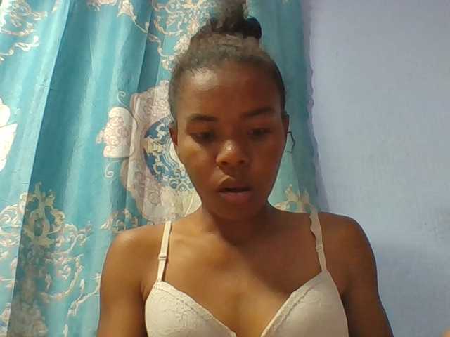 Emelie1a live cam on BongaCams