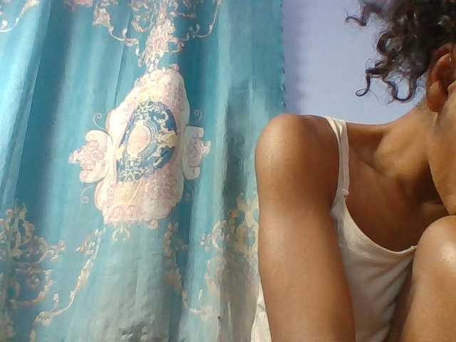 Emelie1a live cam on BongaCams