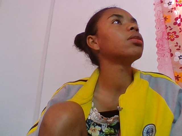 Emelie1a live cam on BongaCams