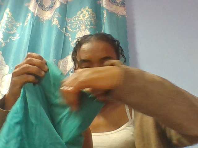 Emelie1a live cam on BongaCams