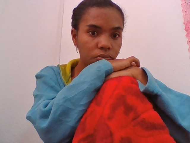 Emelie1a, en directo ahora en BongaCams