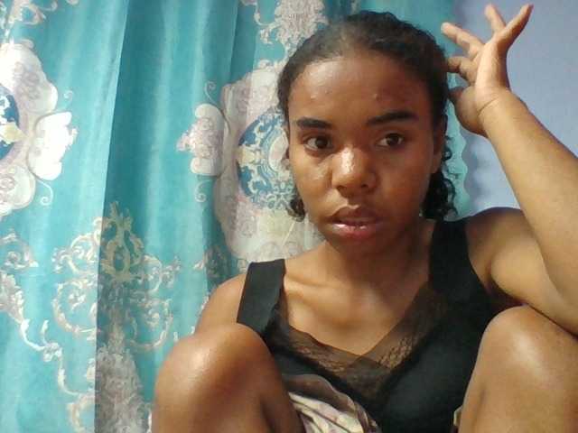 Emelie1a live cam on BongaCams