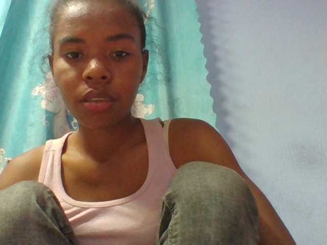Emelie1a live cam on BongaCams