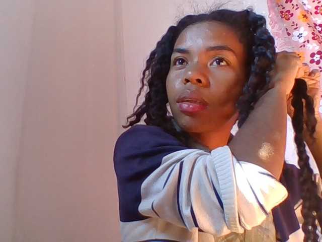 Emelie1a live cam on BongaCams