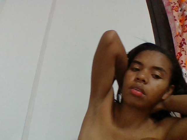 Emelie1a live cam on BongaCams